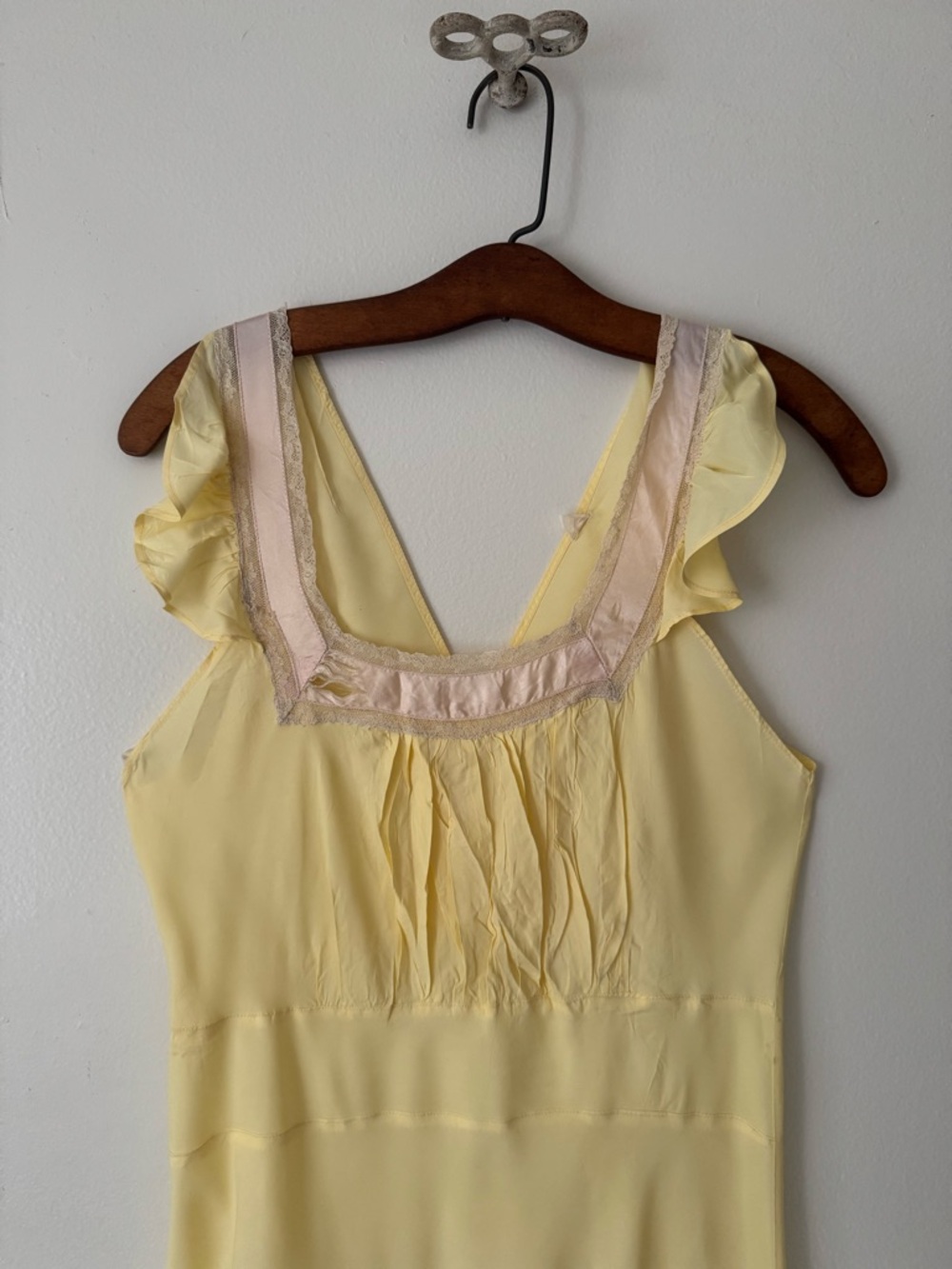 Vintage Late 30s Early 40s Soft Yellow Bias Cut Gown Nightgown - Picture 3 of 4